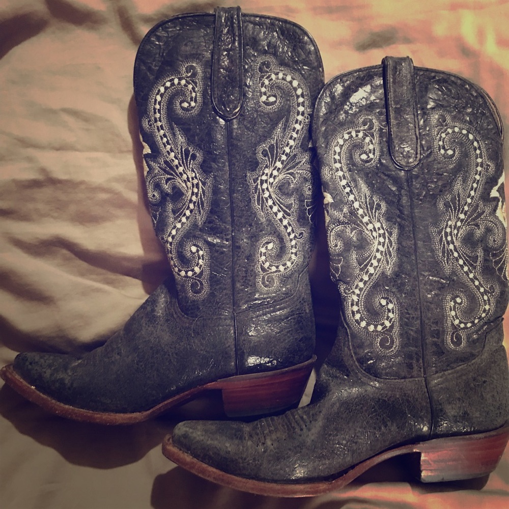 MISSION TRIP!! GUC Ferrini boots size 7